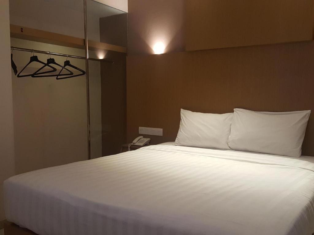 Kharisma Hotel Madiun Exterior photo
