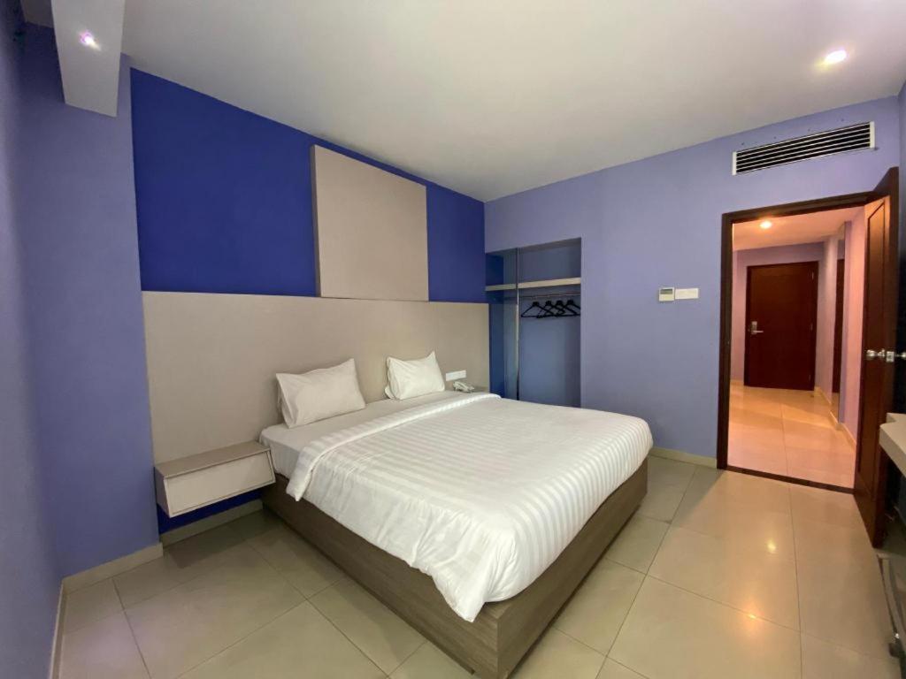 Kharisma Hotel Madiun Exterior photo