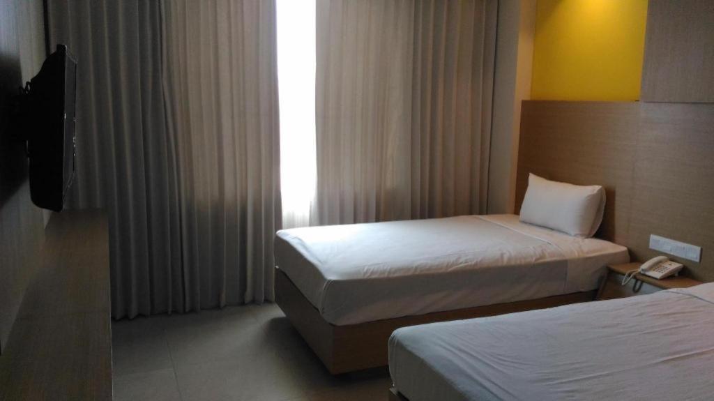 Kharisma Hotel Madiun Exterior photo