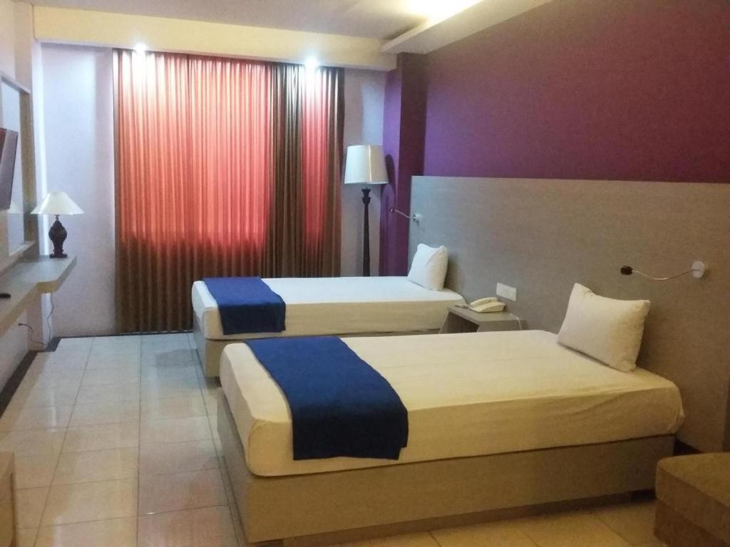 Kharisma Hotel Madiun Exterior photo