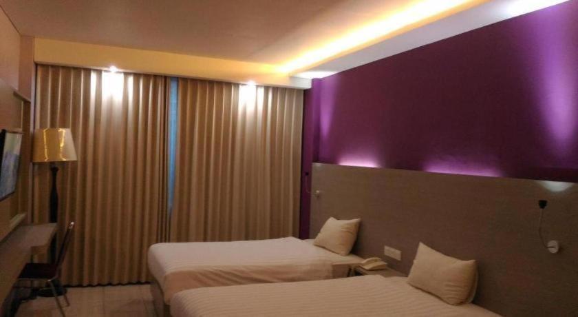 Kharisma Hotel Madiun Exterior photo