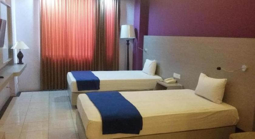 Kharisma Hotel Madiun Exterior photo