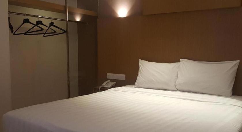 Kharisma Hotel Madiun Exterior photo