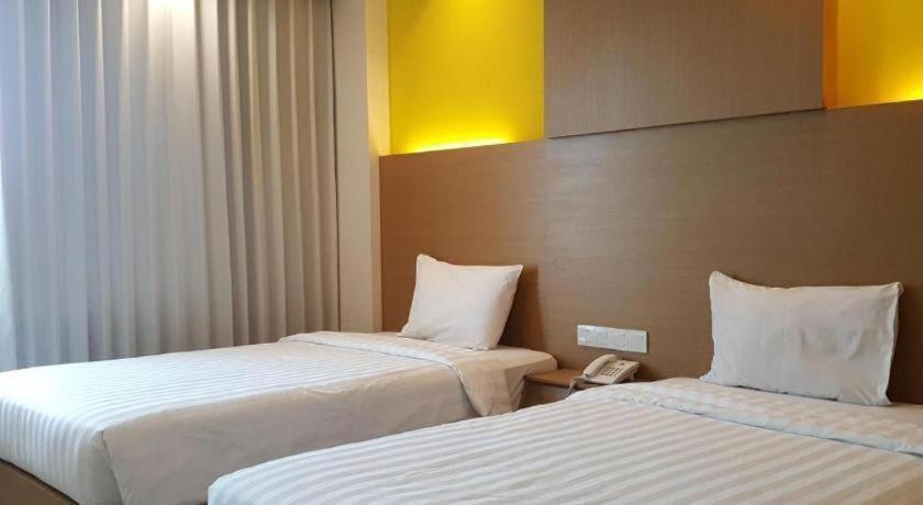 Kharisma Hotel Madiun Exterior photo