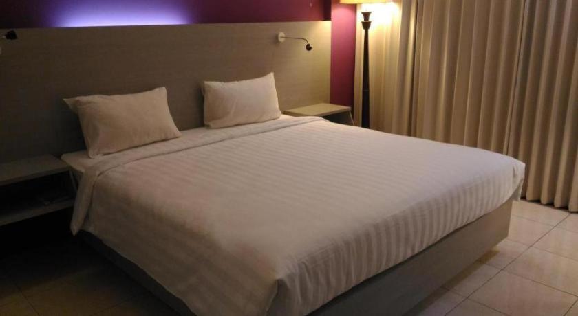 Kharisma Hotel Madiun Exterior photo